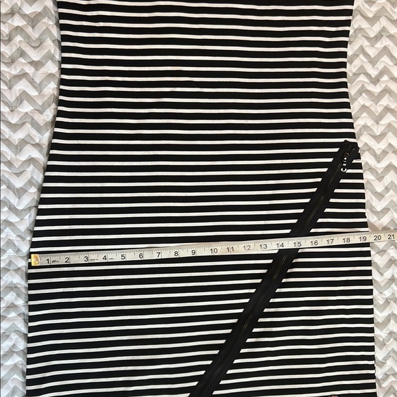 COCO & tashi Black & White striped V-neck Dress with zipper detailing sz L - Picture 9 of 12
